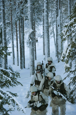Tjänsten vintertid bjuder på stora utmaningar som kräver en bra vinterutbildning. Foto: Försvarsmakten.
