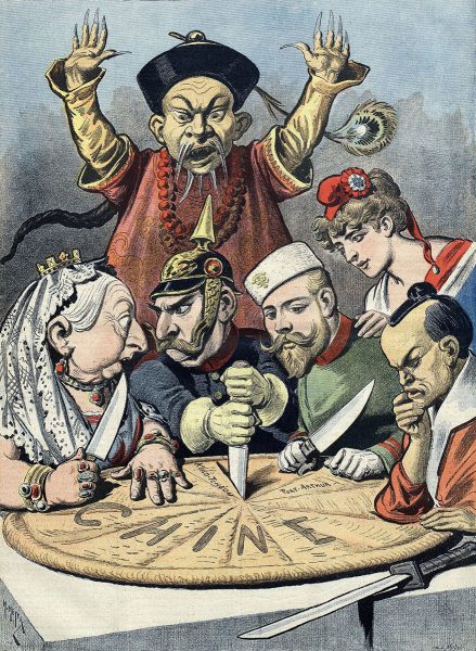 Fransk karikatyr som visar hur Storbritannien, Tyskland, Ryssland och Japan sitter ner för att dela på Kina, medan Frankrike iakttar. Källa: Wikimedia Commons.