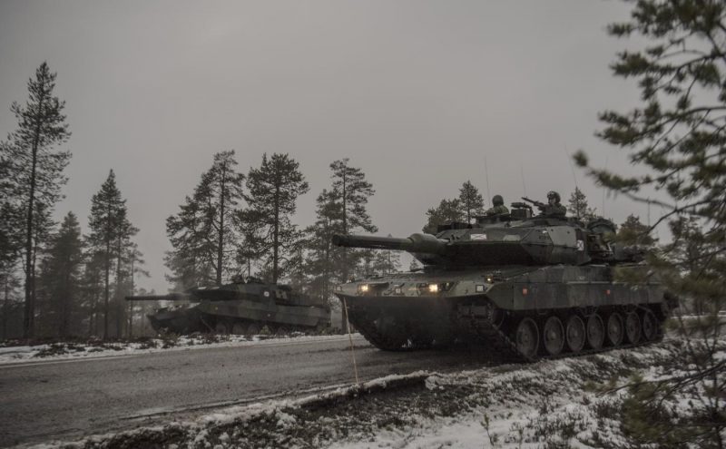 Svenska stridsvagnar anfaller under övning Trident Juncture. Foto: Jimmy Croona, Försvarsmakten.