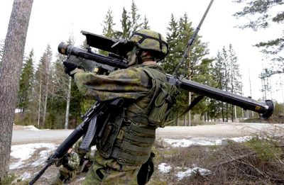Finsk soldat med Stinger: https://en.wikipedia.org/wiki/FIM-92_Stinger.