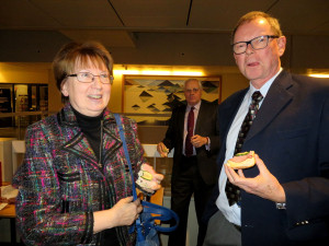 Belåtna åhörare under pausen, förre o nuvarande andre styresman